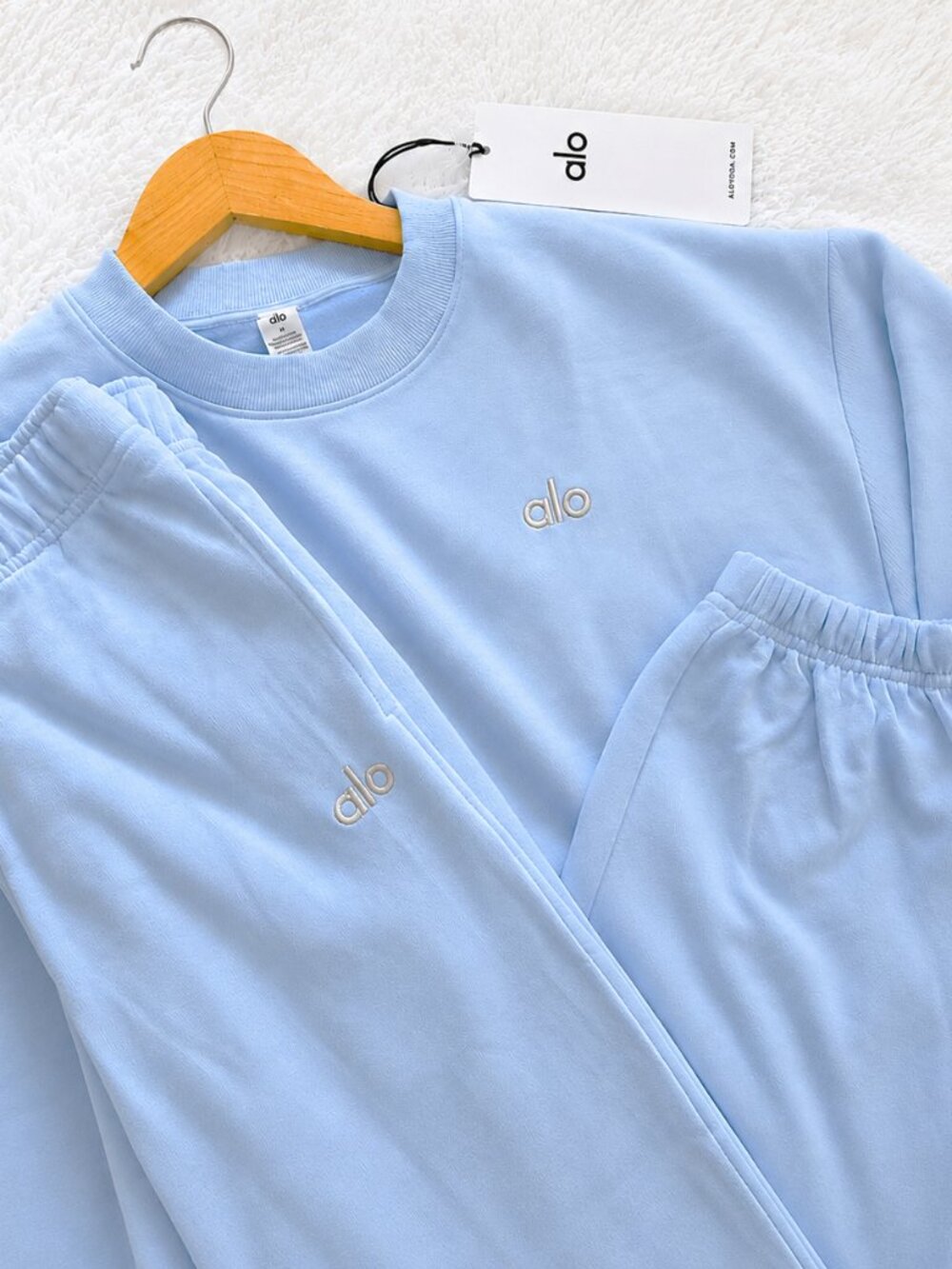 NWT Rare Alo Yoga Accolade Sweat Set Seashell Blue M